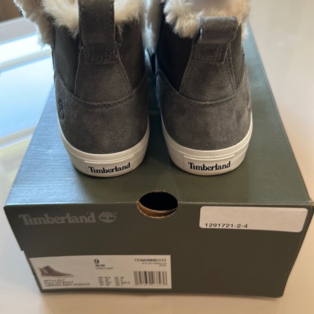 Size 9 Timberland Skyla Bay pull on boot. Gray with lining